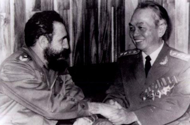 Đại tướng Võ Nguyên Giáp bắt tay thân mật Chủ tịch Cuba Fidel Castro trong một chuyến thăm Cuba. Ảnh: Sách ảnh “Đại tướng, Tổng Tư lệnh Võ Nguyên Giáp".